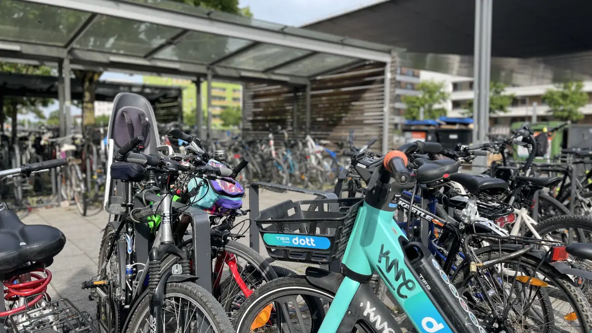 Es gibt zwar Möglichkeiten, das Fahrrad am Neu-Ulmer Bahnhof abzustellen. Aber diese sind, wie das Foto zeigt, oft gut ausgelastet oder gar überlastet.