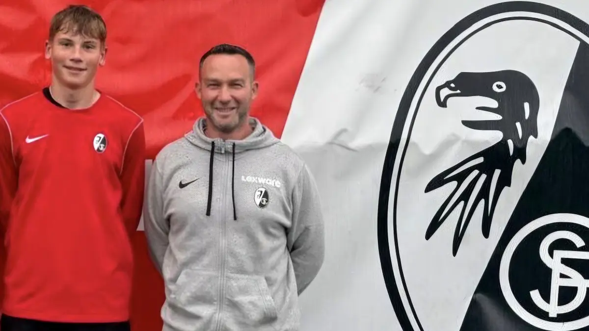 Der Fischinger Torwart Silas Schröder (links) wird in der kommenden Saison den nächsten Schritt machen und zum SC Freiburg wechseln. Florian Schwendemann (Kooperations- und Fördergruppen-Trainer des SC) freut sich für den 14-Jährigen.