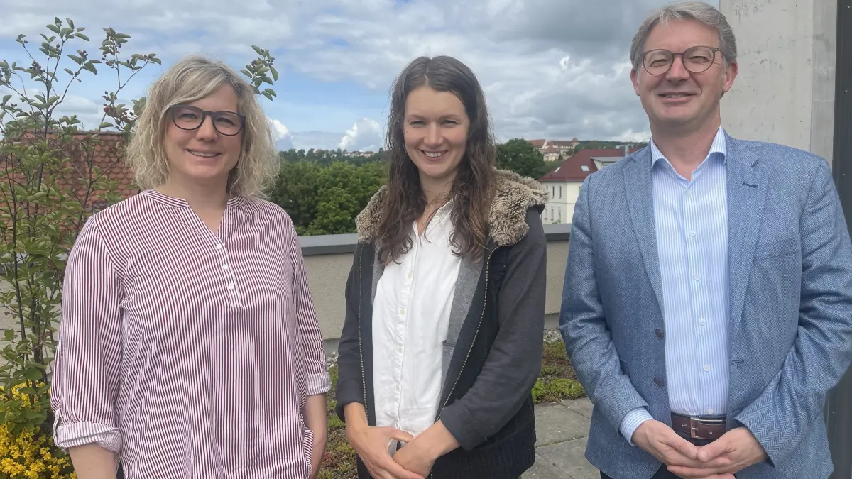 Natali Stein, Sina Lustig vom Verein für Sozialpsychiatrie mit Kreisbau-Chef Matthias Sacher.