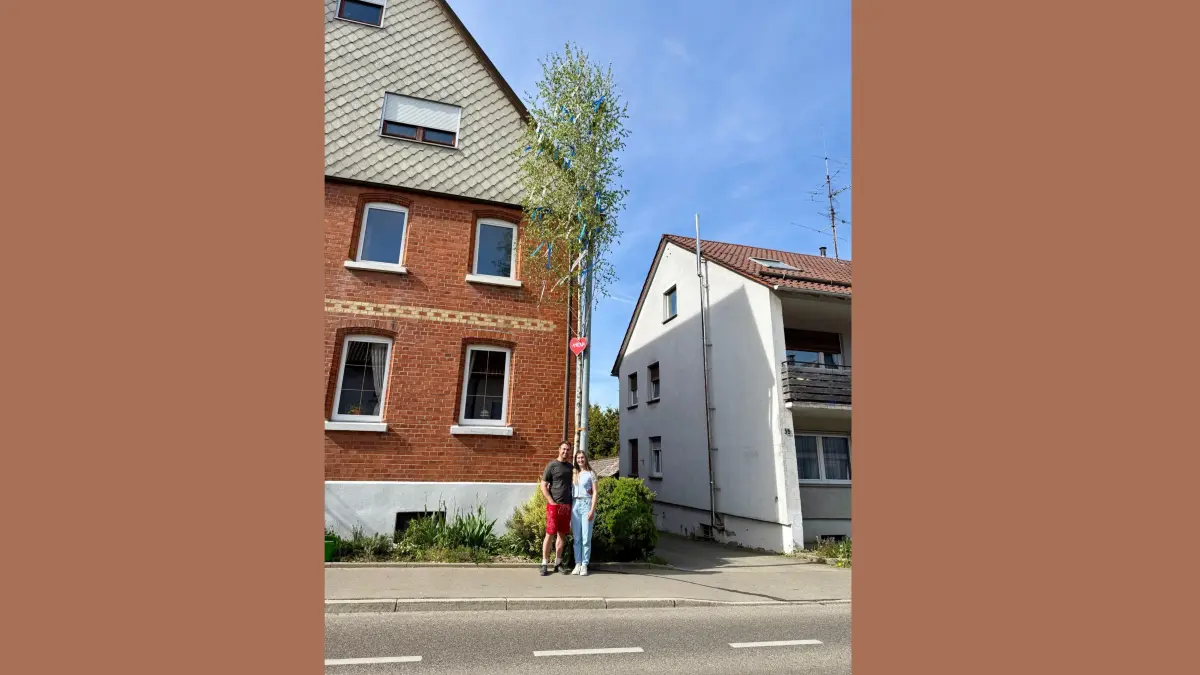 Antonia Häberle aus Laichingen und Johannes Schlosser aus Illertissen sind frisch verliebt - weswegen er ihr ganz nach Brauchtum einen Maibaum vor die Tür stellte.