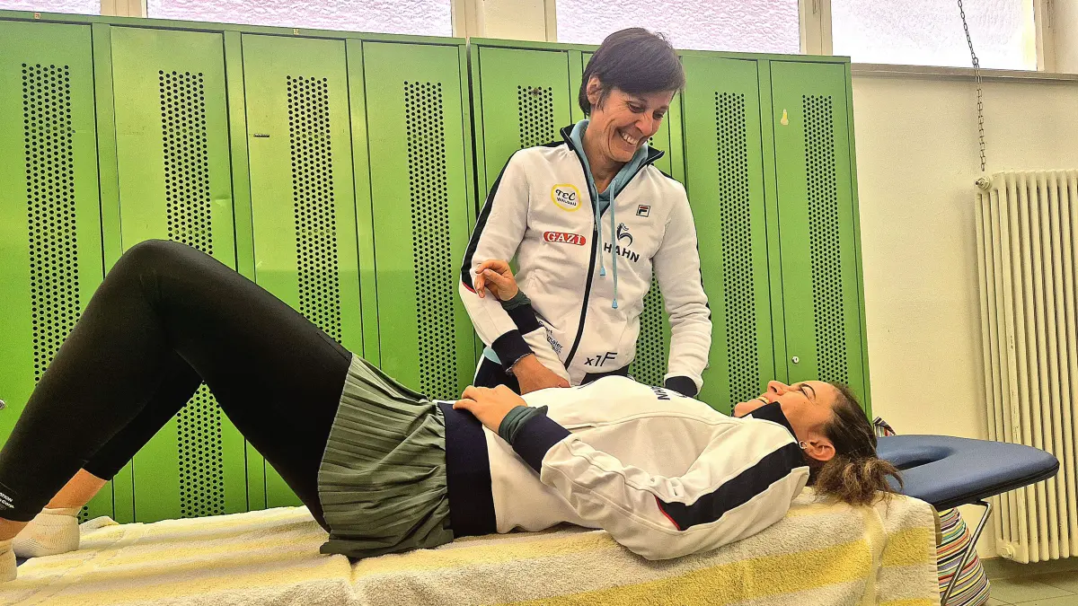 Vor den Tennis-Partien hat Catrin Müller alle Hände voll zu tun. Da es am vergangenen Samstag in Stuttgart beim Bundesliga-Heimspiel gegen Hamburg sehr kalt war, musste die Physiotherapeutin bei Waldau-Spielerin Oana Simion auch die Schulter lockern.