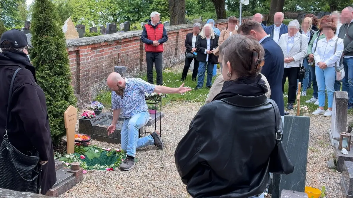 Sohn Florian Schwarz "spricht" am Grab in Erbach mit seiner Mutter Roswitha.