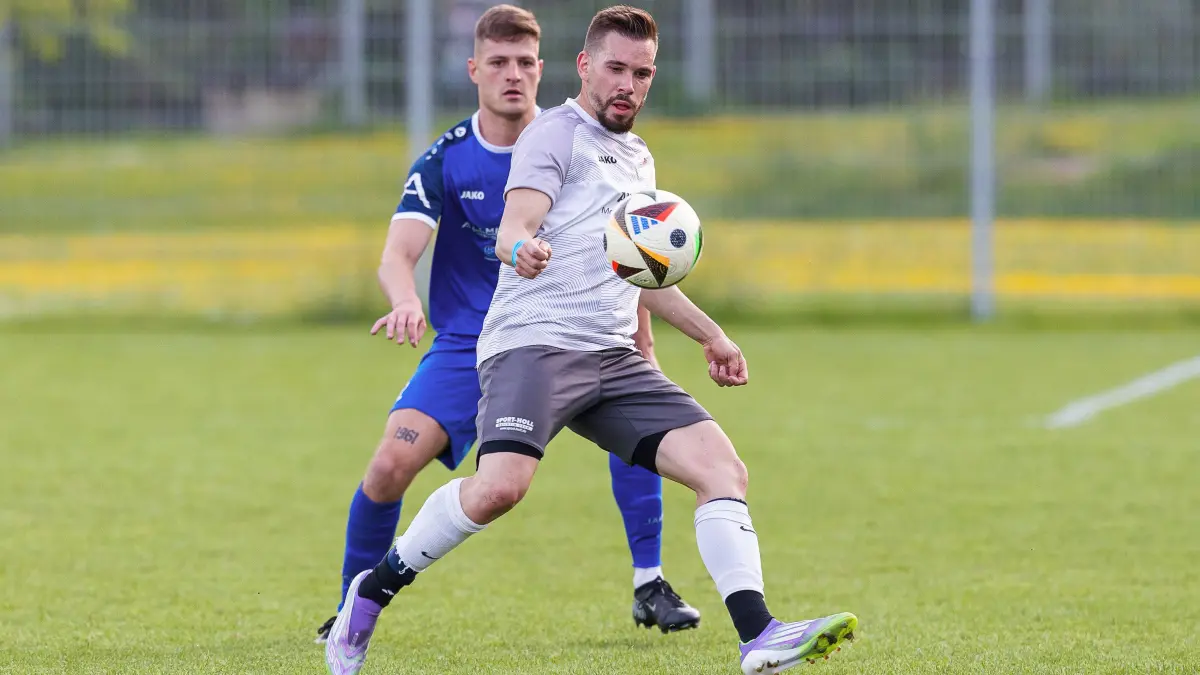 Fußball Kreisliga A3: Fußball Kreisliga A3; SGM TSV Bad Überkingen/SSV Hausen - TV Deggingen;
Dominik Dzirson (TV Deggingen, #7) und Tim Schröder (SGM Bad Überkingen-Hausen, #12);
21.05.2026; Bad Überkingen.
Foto: Thomas Madel