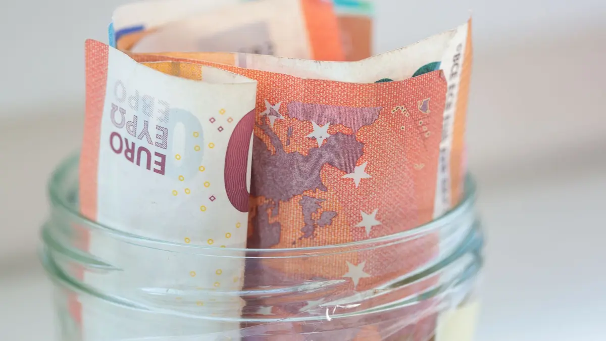 Geld: SYMBOLBILD - 22.11.2024, Berlin: Euro-Banknoten sind in einem Glasgefäß aufbewahrt. (zu dpa: «Nahezu jeder zweite Hamburger spart regelmäßig») Foto: Fernando Gutierrez-Juarez/dpa +++ dpa-Bildfunk +++