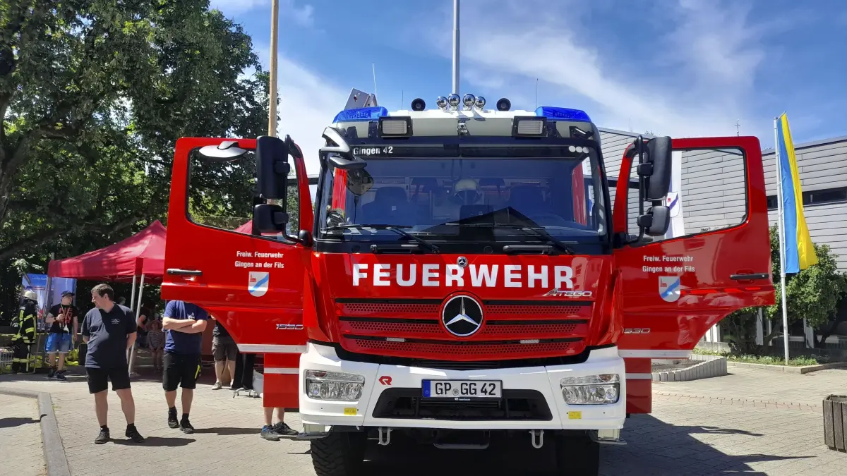Feuerwehr Gingen: Jubiläum und neues Einsatzfahrzeug - Das ist das neuste Fahrzeug der Feuerwehr, das Löschgruppenfahrzeug LF 10. Für den Schnellangriff befindet sich im Fahrzeug ein Löschwasserbehälter mit einem Fassungsvermögen von 1600 Litern.
