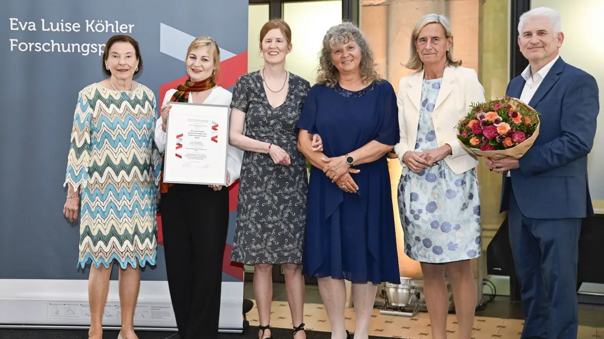Auf dem Gruppenbild sind von links nach rechts zu sehen: Eva Luise Köhler (Vorsitzende des Stiftungsrats), Dr. Lucia Laugwitz, Dr. Ulrike Köhler, Geske Wehr (Vorsitzende ACHSE e.V.), Prof. Dr. Annette Grüters-Kieslich (Vorstandsvorsitzende Eva Luise und Horst Köhler Stiftung), Michael Scholz (Vorsitzender ELA Deutschland e.V.).