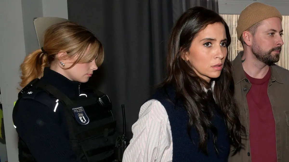 Laura (Chryssanthi Kavazi) wird von der Polizei verhaftet.