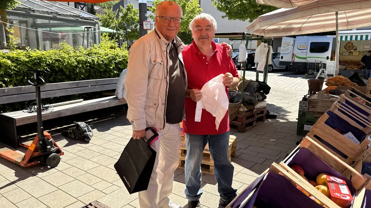 Sie sind die Männer der ersten Stunde. Alt-Stadtrat Friedrich Pommerencke (links), der den Tailfinger Wochenmarkt ins Leben gerufen hat, und Alfred Merz, der vor 40 Jahren zu den ersten Marktbeschickern gehörte.