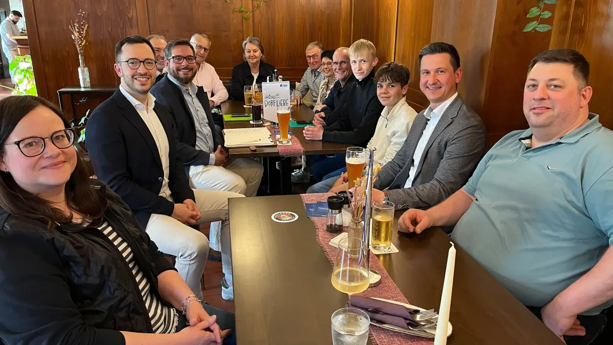 Die „Dorfliebe-Tour“ machte Station in der Reiterstube in Bisingen. Mittendrin am Stammtisch saßen der Bundestagsabgeordnete Christoph Naser (Zweiter von links) und (ihm gegenüber) Bürgermeister Roman Waizenegger.