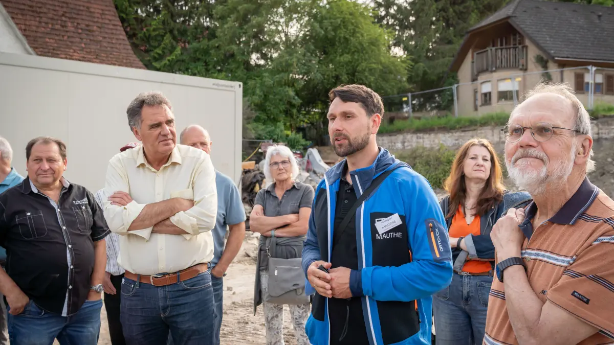 Mit 60 Dußlingerinnen und Dußlingern zogen Bürgermeister Thomas Hölsch und Mauthe-Prokurist Till Langrehr durch die Baustelle auf dem Hindenburgplatz und gaben Einblicke in eines der wichtigsten Projekte der Gemeinde.