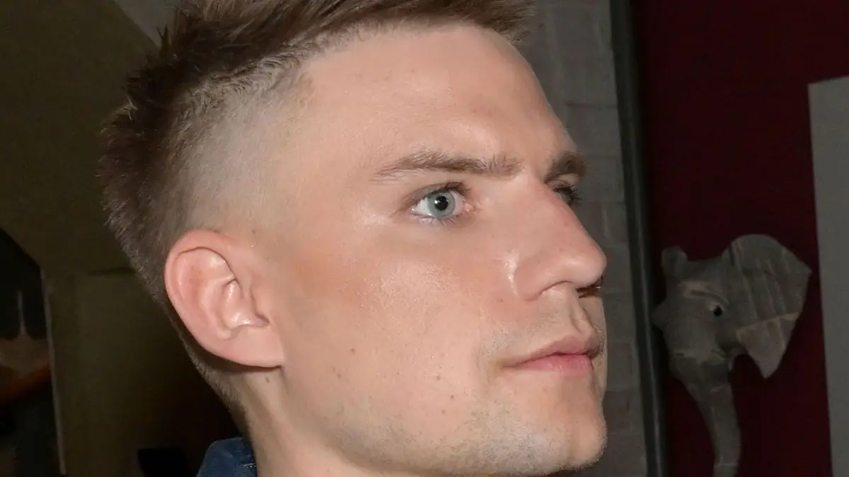 Moritz (Lennart Borchert) merkt, dass er Mist gebaut hat.