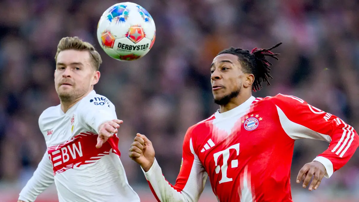 Fußball, Bundesliga, VfB Stuttgart - FC Bayern München, 13. Spieltag, MHPArena. Maximilian Mittelstädt (l, VfB Stuttgart) in Aktion gegen Michael Olise (Bayern München). +++ dpa-Bildfunk +++