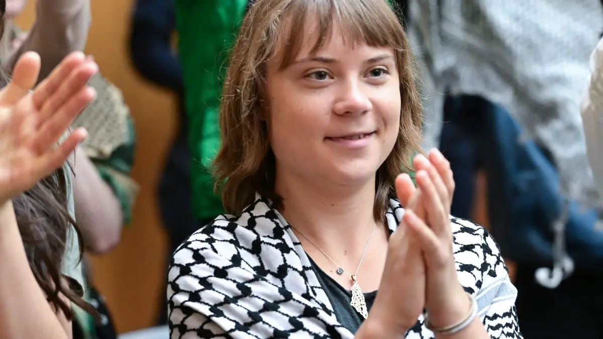 Fortsetzung Prozess um Anschlag auf ein Rüstungsunternehmen: 22.05.2026, Baden-Württemberg, Stuttgart: Die Klimaaktivistin Greta Thunberg klatscht als Zuschauerin in einem Gerichtssaal in Stuttgart-Stammheim bei einem Prozess um einen Anschlag gegen ein israelisches Rüstungsunternehmen in Richtung der Angeklagten. Fünf Pro-Palästina-Aktivisten stehen vor Gericht. Sie brachen der Anklage zufolge nachts in ein israelisches Rüstungsunternehmen in Ulm ein, zerstörten Inventar, sprühten die Wände voll und verursachten einen Millionenschaden. (zu dpa: «Nach Angriff auf Rüstungsfirma - Angeklagter kommt zu Wort») Foto: Bernd Weißbrod/dpa +++ dpa-Bildfunk +++