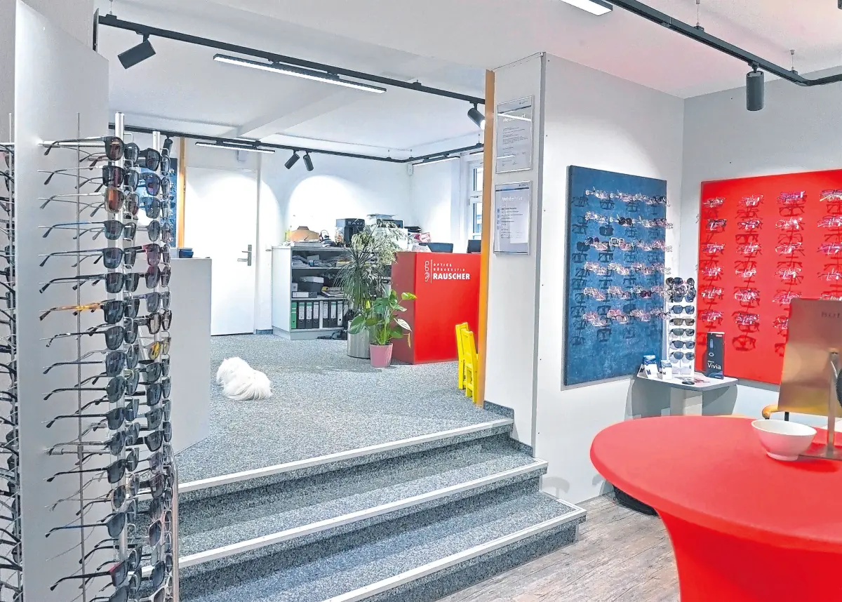 Optik & Hörakustik Rauscher ist seit 20 Jahren in der Bad Uracher Kirchstraße 9 ansässig. Fritz, Beate und Sohn Daniel Rauscher bieten in ihrem Ausstellungsraum Qualitätsbrillen in vielen Farben und Formen, dazu hervorragende Beratung und perfekten Service.⇥Fotos: Jürgen Herdin
