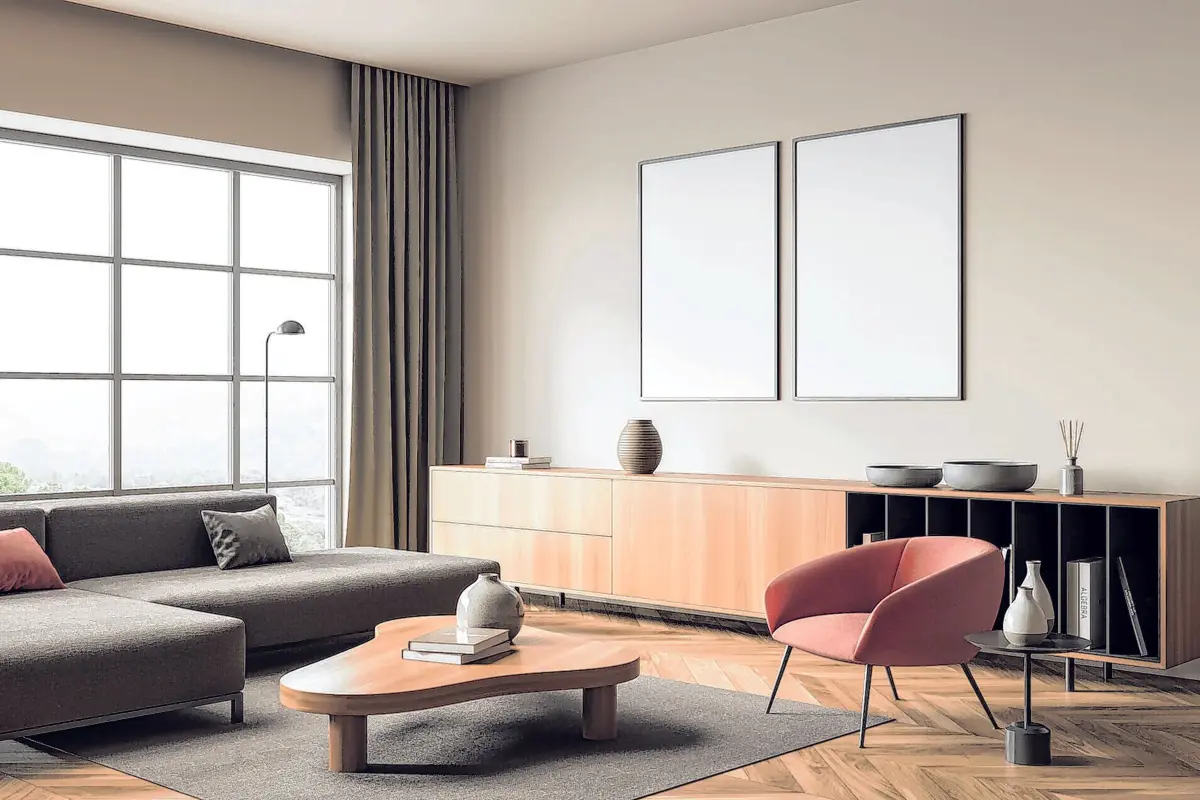 Echtes Holz macht Wohnen gemütlich und wirkt beruhigend. Der rötliche Farbtupfer-Sessel macht hier die Atmosphäre sehr harmonisch. ⇥Foto: ismagilov/iStock.com