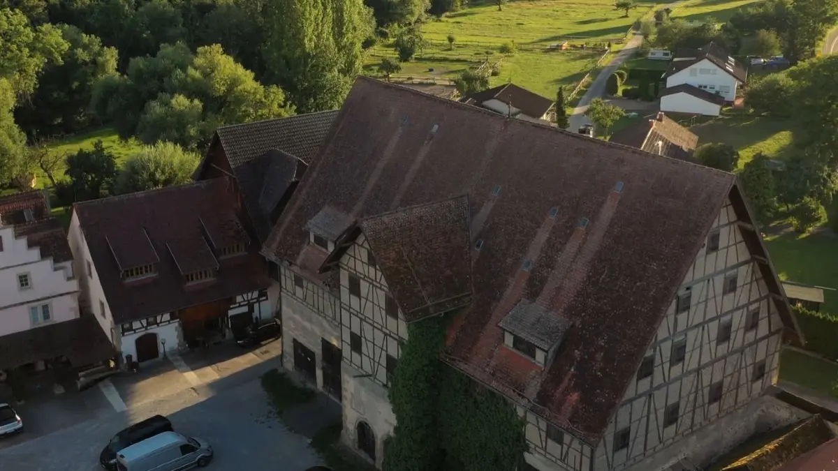 Schlossscheuer Poltringen: Im Video sind schöne Aufnahmen aus der Luft zu sehen, die die Größe der Poltringer Schlossscheuer verdeutlichen
