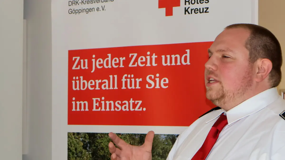 Daniel Schneider, beim DRK-Kreisverband Göppingen Bereitschaftsleiter und Ausbilder, informiert über den Katastrophenschutz.