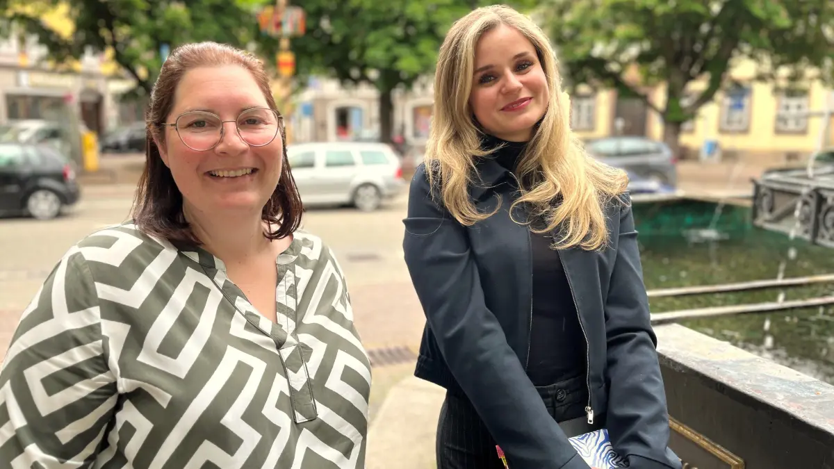 Sabrina Glöckler (rechts) geht demnächst in den Mutterschutz. Ansprechpartnerin für die Sulzer Bürgerinnen und Bürger ist bis zu ihrer Rückkehr ins Rathaus Anna Blättner. Sie ist die neue stellvertretende Fachbereichsleitung Ordnungs- und Bürgerservice bei der Stadt.