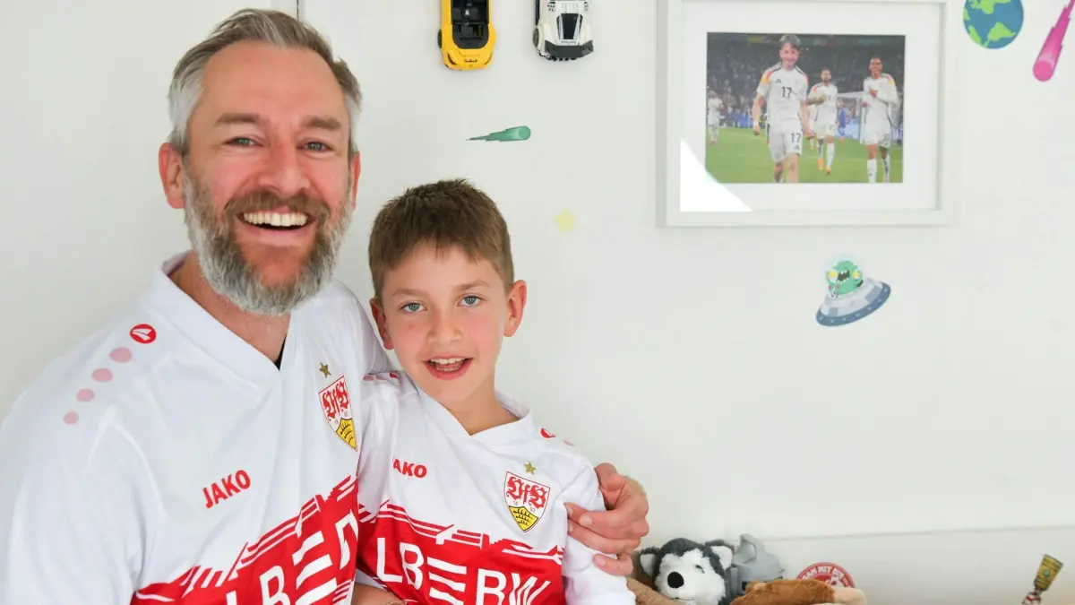 Aris und sein Papa Dimi freuen sich auf die Erlebnisse beim DFB-Pokalfinale in Berlin.