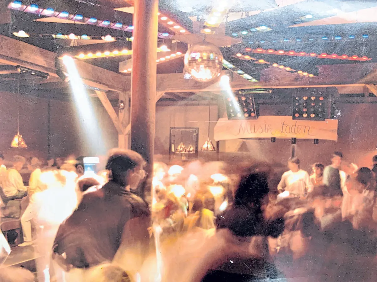 Die Lagerhalle der Kampmann GmbH feiert am Tag der offenen Tür eine Zeitreise zurück in die 80er, als das Gebäude die Diskothek „Musikladen“ war.