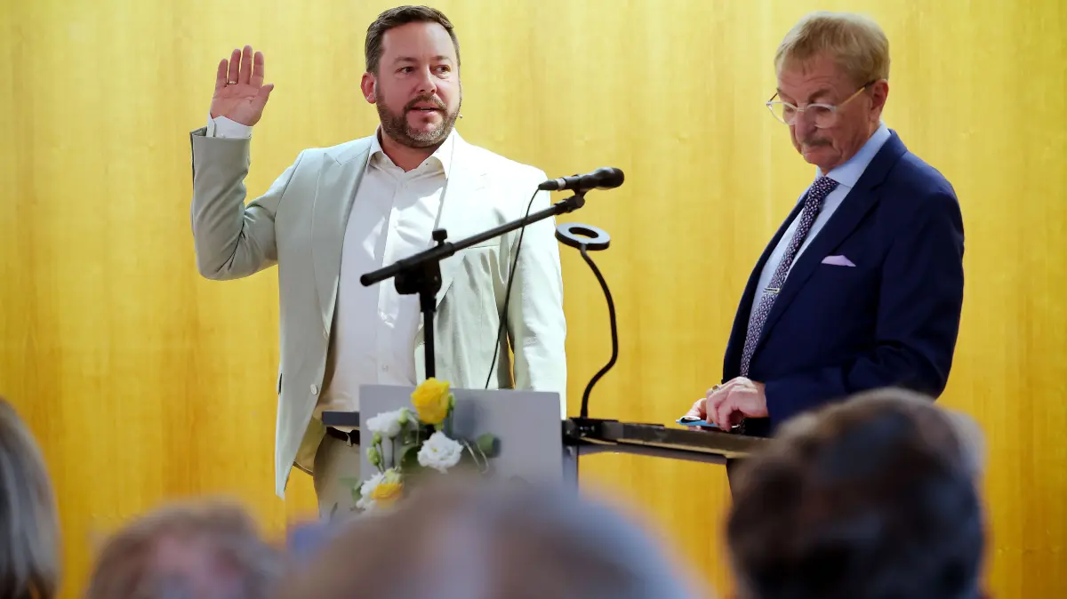 Der Amtseid ist geleistet: Felix Schiffner (links) wird von Dr. Rolf Hägele als neuer Bürgermeister vereidigt.