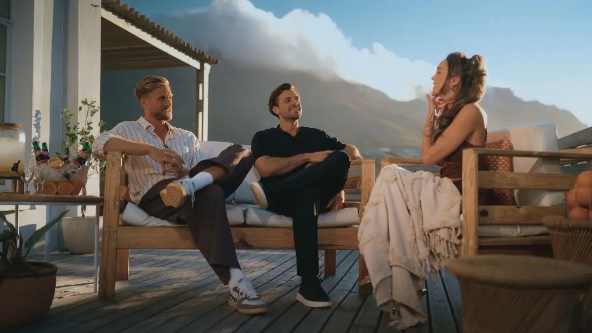 Franzi überrascht „Die Bachelors“ Sebastian (l.) und Tim in Folge 4.