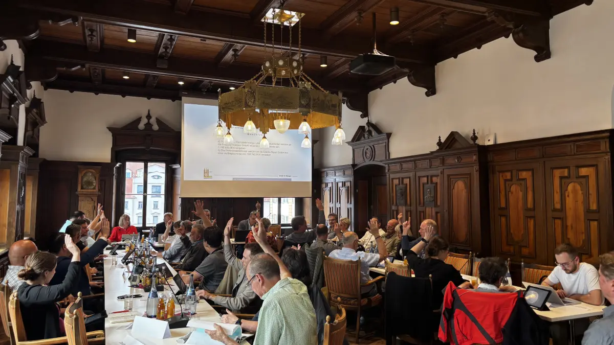 Der Hauch der Geschichte weht durch das Ehinger Rathaus: Erste Sitzung im neuen Ratssaal