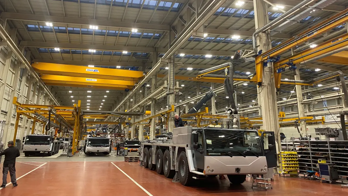 Blick ins Ehinger Liebherr-Werk. Die politischen Unwägbarkeiten auf den Weltmärkten belasten die heimische Metall- und Elektroindustrie.