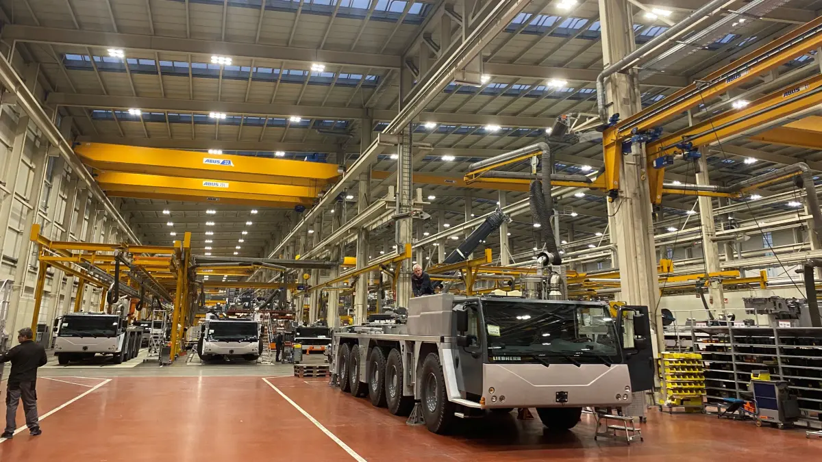 Blick ins Ehinger Liebherr-Werk. Die politischen Unwägbarkeiten auf den Weltmärkten belasten die heimische Metall- und Elektroindustrie.