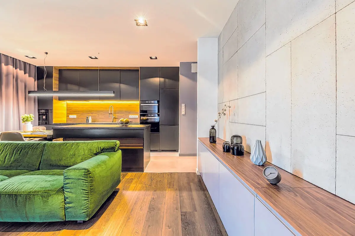 Ein bewusster Materialmix aus Holz und anderen Materialien und Farbkombinationen liegt im Trend beim modernen Wohnen. ⇥Foto: Ground Picture/Shutterstock.com