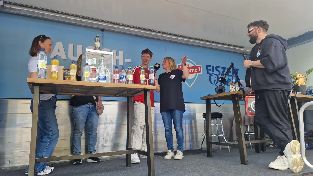 Erster Erfolg beim Tausch-Rausch: Gewinner Benni aus Bildechingen im Interview mit Nadja und Nico auf dem 18 Meter langen Radio-Truck. Er sahnte 100 Euro ab.