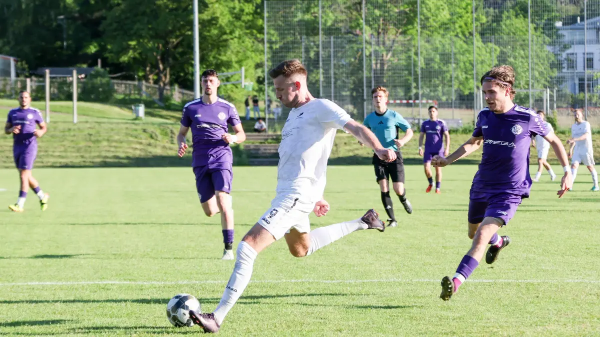 TSV Bad Boll - TSV Bernhausen: TSV Bad Boll - TSV Bernhausen
Yannick Ruther (9) zieht ab und erzielt den 1:2 Anschlusstreffer.