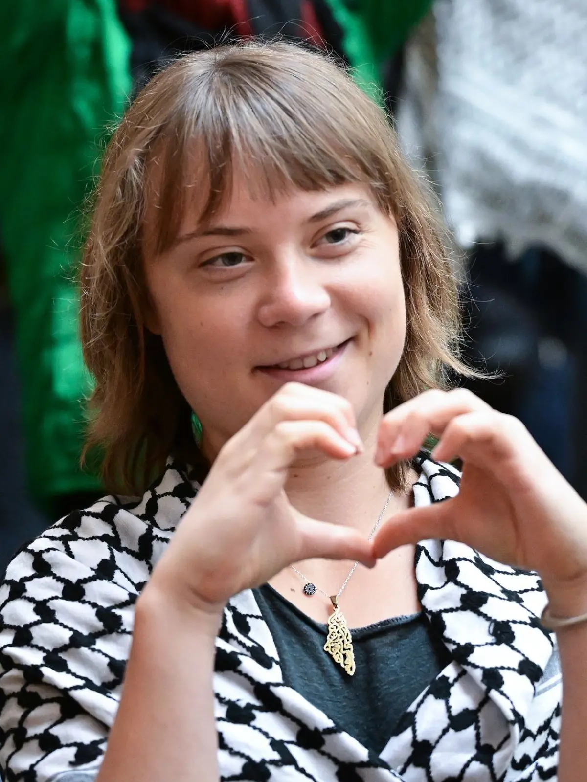 Fortsetzung Prozess um Anschlag auf ein Rüstungsunternehmen: 22.05.2026, Baden-Württemberg, Stuttgart: Die Klimaaktivistin Greta Thunberg macht als Zuschauerin in einem Gerichtssaal in Stuttgart-Stammheim bei einem Prozess um einen Anschlag gegen ein israelisches Rüstungsunternehmen ein Zeichen in Richtung der Angeklagten. Fünf Pro-Palästina-Aktivisten stehen vor Gericht. Sie brachen der Anklage zufolge nachts in ein israelisches Rüstungsunternehmen in Ulm ein, zerstörten Inventar, sprühten die Wände voll und verursachten einen Millionenschaden. Foto: Bernd Weißbrod/dpa +++ dpa-Bildfunk +++