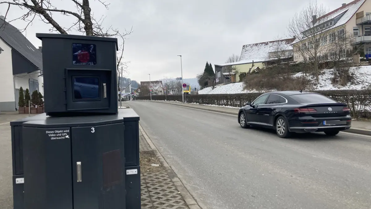Für die Zeit der Tunnelbaustelle ein gewohntes Bild in Laufen: ein mobiler Blitzeranhänger kontrolliert die Geschwindigkeit an der Umleitungsstrecke.
