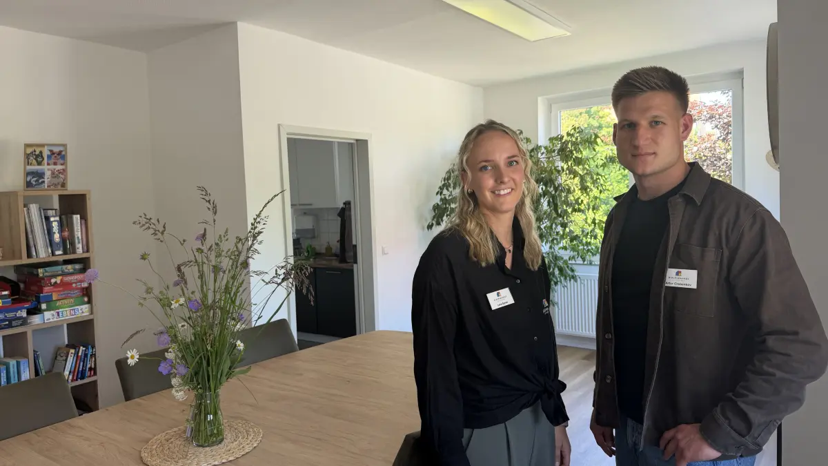 Bereichsleiterin Lena Exner und Wohngruppenleiter Artur Grebenkov leiten die neue Inobhutnahmestelle des Diasporahauses in Hechingen.