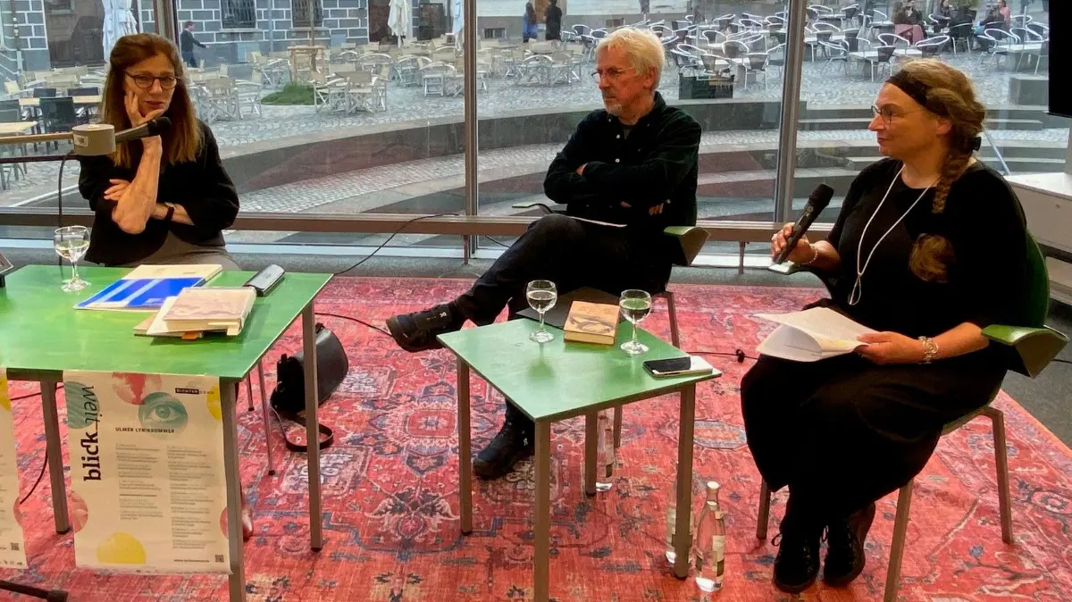 Christine Langer (rechts) und Thomas Mahr sprechen mit der Schriftstellerin Ursula Krechel über ihre Arbeit.