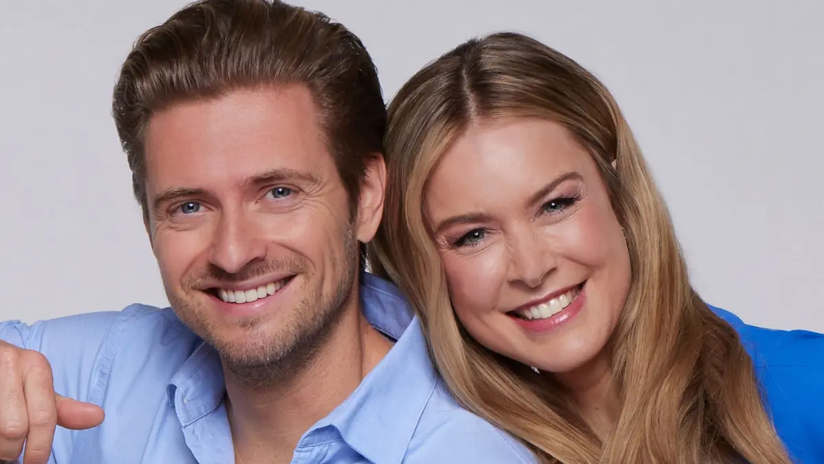 Philip (Jörn Schlönvoigt) ahnt nicht, dass Jessica (Nina Ensmann) eine Überraschung für ihn plant.