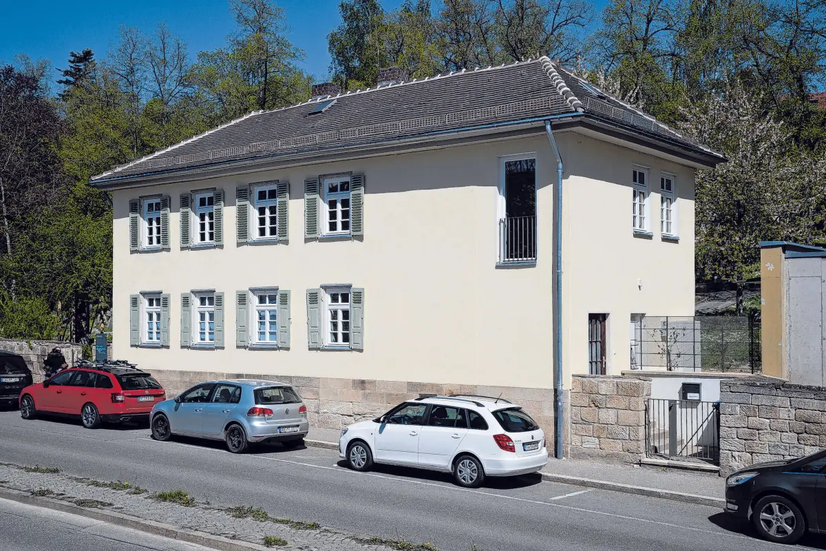 Das ehemalige Stadtschreiberhaus auf dem Tübinger Stadtfriedhof in derGmelinstraße 20 wurde frisch renoviert. Im Erdgeschoss erfahren die Besucherinnen und Besucher in den neuen Ausstellungsräumen viel Wissenswertes über den Friedhof und über die Themen Bestattung und Vorsorge. Fotos: Carolin Albers