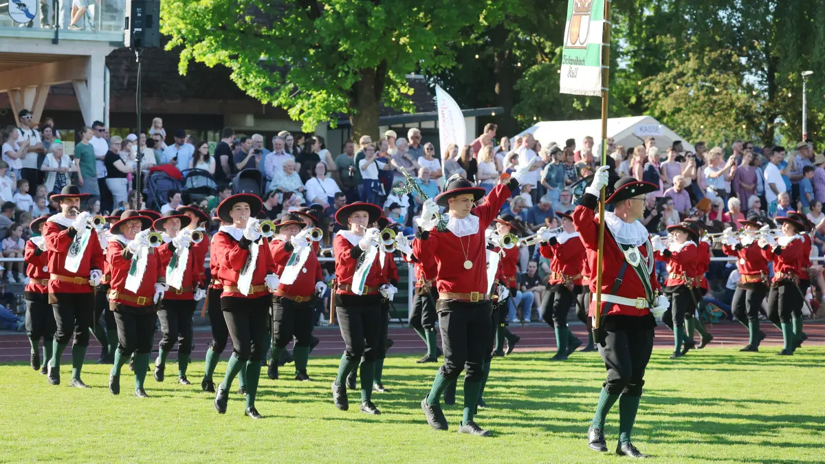 Die Sieder ziehen auf den Sportplatz in Bibersfeld. Die hunderten Besucher schauen begeistert zu.