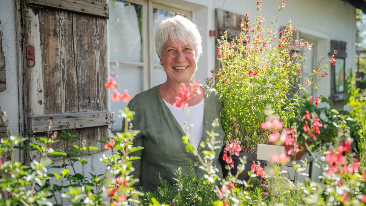 Erika Jantzen in ihrer Gärtnerei zwischen Blumen