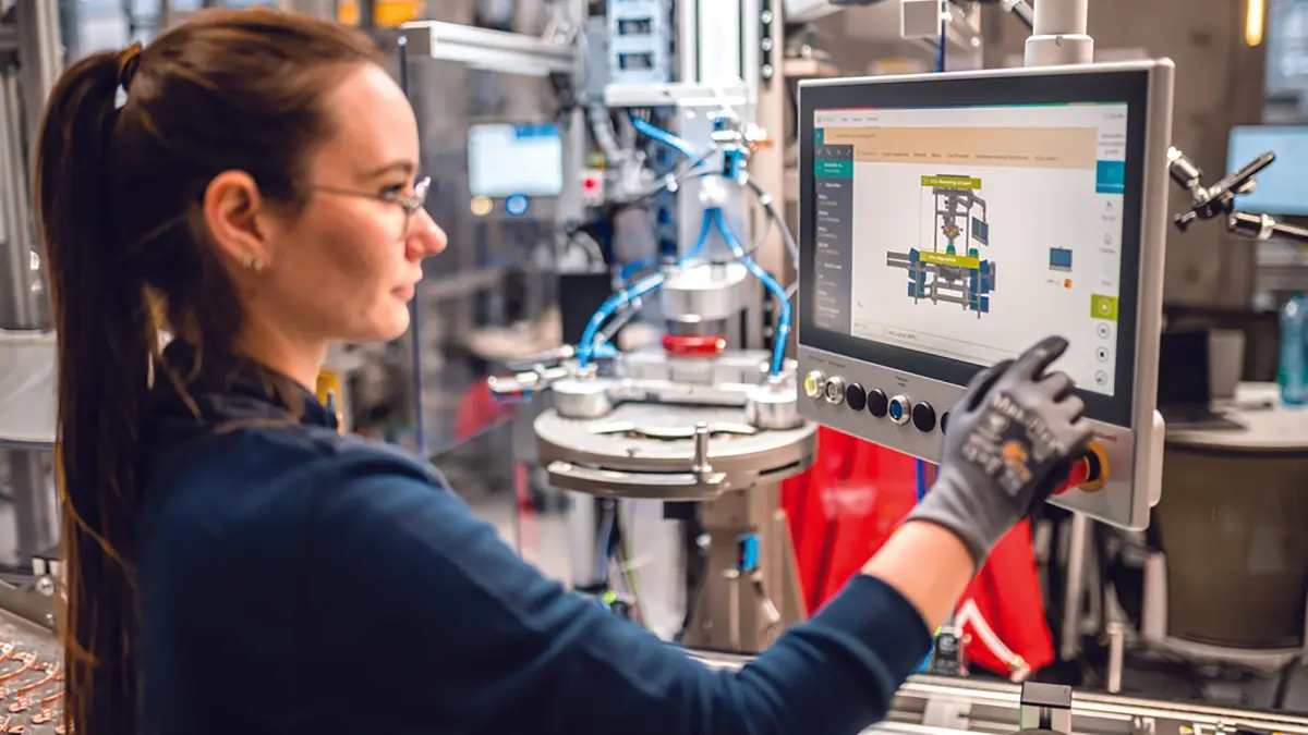 Blick in die Prozesskontrolle bei E-Motoren: Bosch erreicht mit seinen E-Motoren einen Wirkungsgrad von bis zu 98 Prozent bei gleichzeitiger Erhöhung der Leistungsdichte.