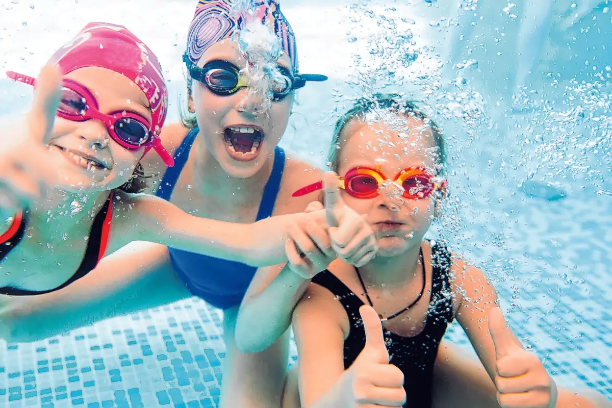 Symbolbild, Symbolfoto, Schwimmbad, Kinder, Schwimmunterricht, Freibad, Ferien, Spaß. Foto: © freshidea/adobe.stock.com⇥© davit85/adobe.stock.com