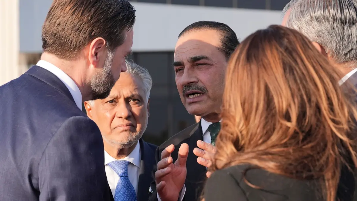 Iran-Krieg - Gespräche in Pakistan: ARCHIV - 12.04.2026, Pakistan, Islamabad: Vizepräsident JD Vance (l) spricht mit dem pakistanischen Chef der Streitkräfte und Generalstabschef Feldmarschall Asim Munir (r), und dem stellvertretenden pakistanischen Premierminister und Außenminister Mohammad Ishaq Dar (M), bevor er nach Gesprächen über den Iran an Bord der Air Force Two geht. (zu dpa: «Verhandlungen im Iran-Krieg: Pakistans Armeechef reist nach Teheran») Foto: Jacquelyn Martin/AP POOL/dpa +++ dpa-Bildfunk +++