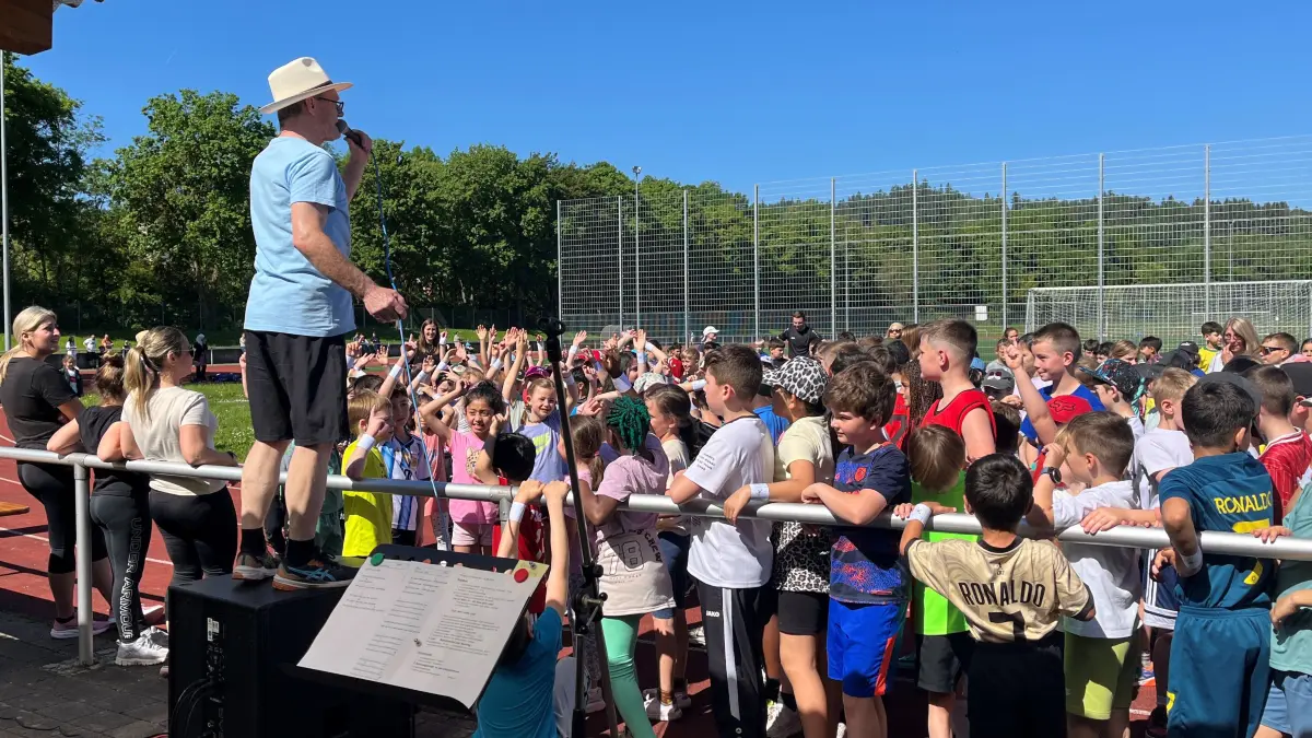 Grundschullehrer Karl-Heinz Nunn motiviert die Erst- bis Viertklässler der Park-Grundschule in Gaildorf, die kurz vor ihrem Spendenlauf stehen.