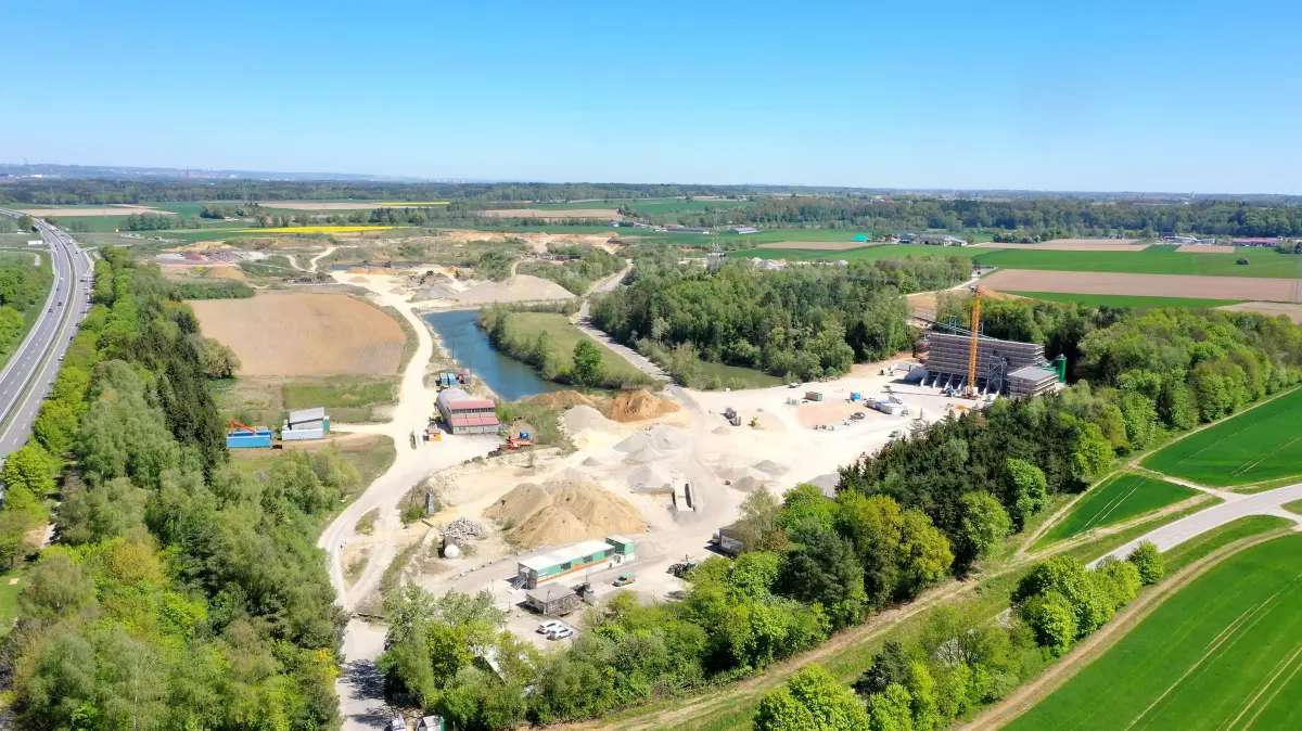 Die nassmechanische Aufbereitungsanlage in Achstetten wird im Schichtbetrieb arbeiten und jährlich bis zu 250.000 Tonnen mineralischer Bauabfälle zu hochwertigen Recyclingstoffen aufbereiten.