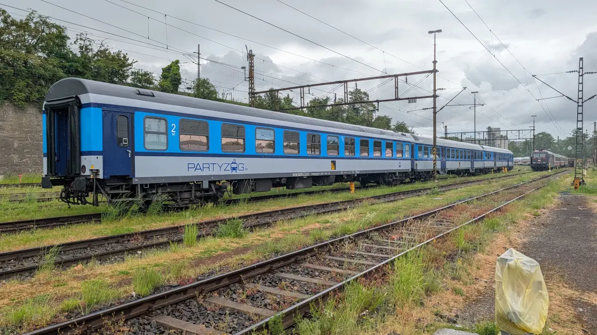 Warten auf den Anpfiff: In diesen Großraumwagen feiert der Süden die Reise zum großen Finale.