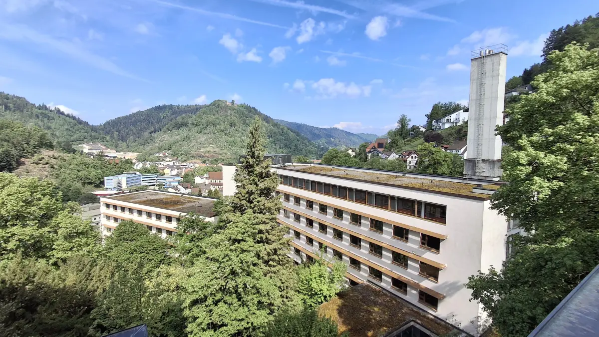 Das ehemalige Kreiskrankenhaus verfällt zusehends – und die Verhandlungen über eine Nachnutzung ziehen sich weiter hin.