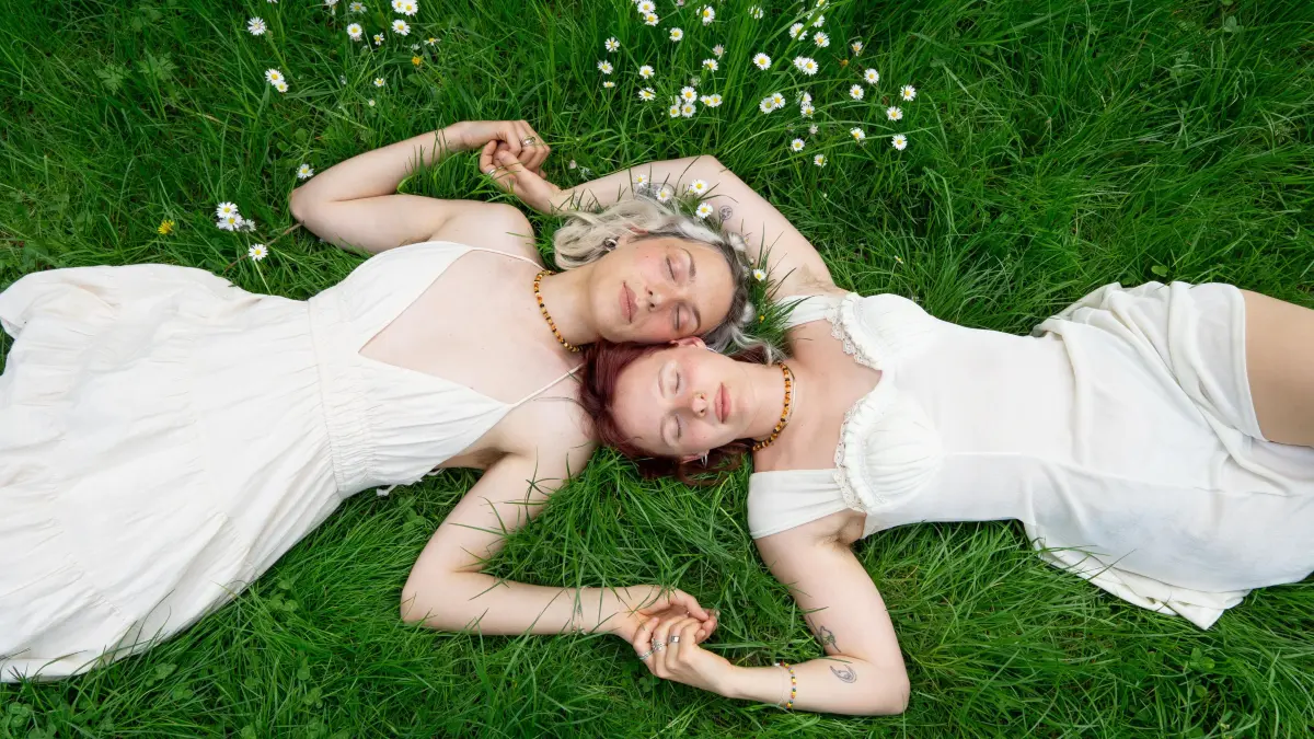 Lise (links) und Lisa (rechts) treten als queer-feministisches Rapperinnen-Duo auf.