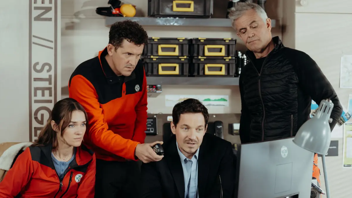 Aufgrund einer Schlechtwetterfront bitten Nina (Josephin Busch), Rudi (Michael Pascher, 2.v.l.), Tobi (Markus Brandl, 2.v.r.) und Michi (Robert Lohr, r.) ihren Kollegen Markus, die Tour abzubrechen.