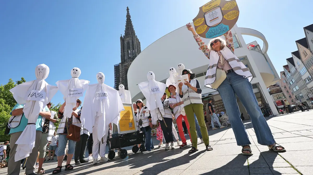 Zur Musik von Michael Jacksons Thriller tanzten die "Omas gegen Rechts" unterm Münster gegen die "Geister der Vergangenheit".
